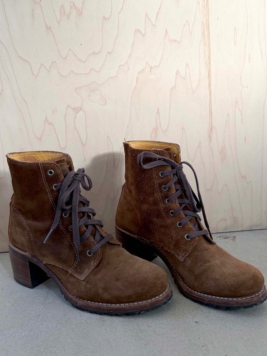 Frye Shoes - Frye Sabrina boot in brown suede, size 9 womens
